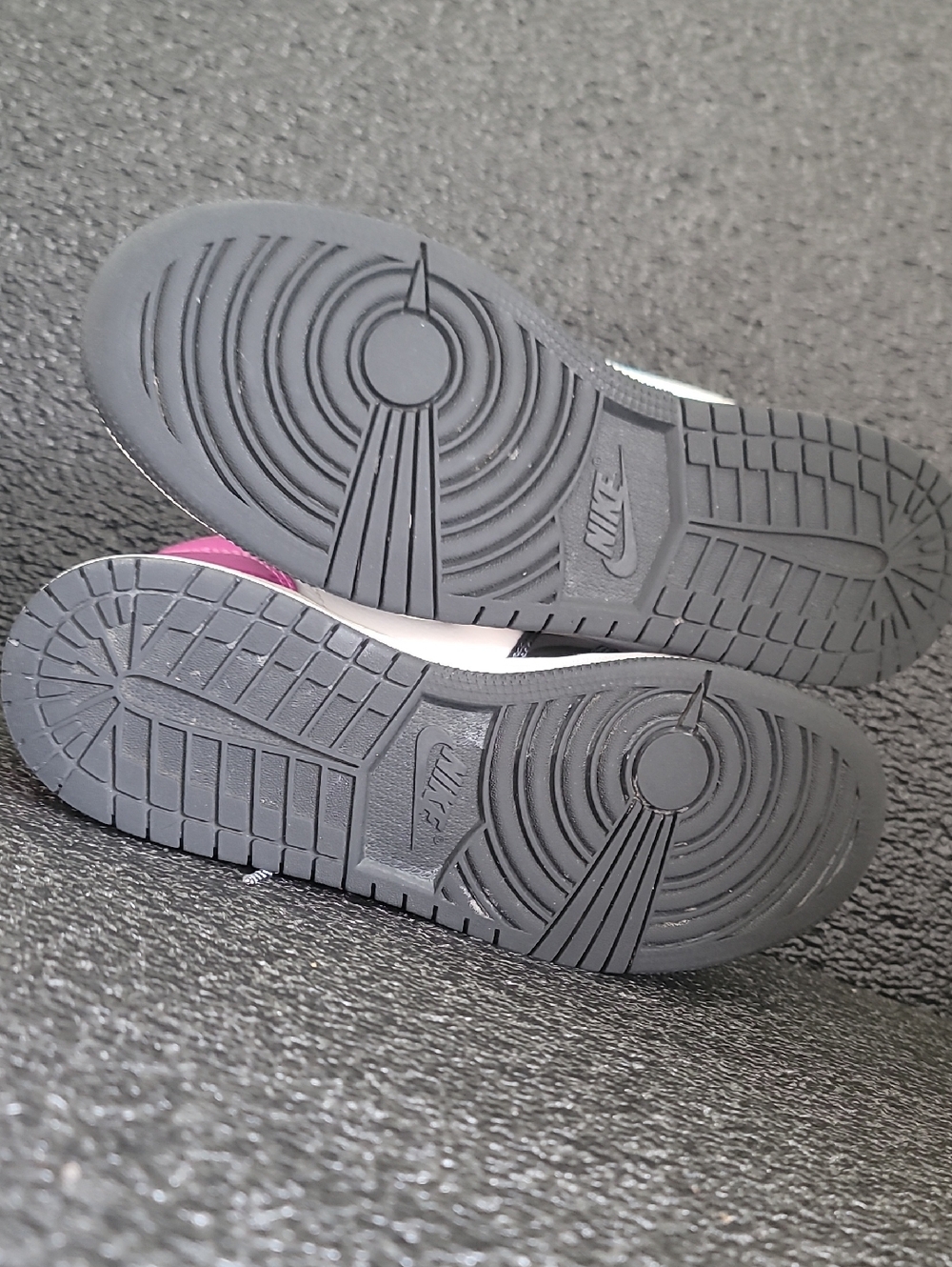Nike Air Jordan 1 Mid (special edition) "Cyber Active Vibrant Pink" Wmns 8 - Picture 10 of 16